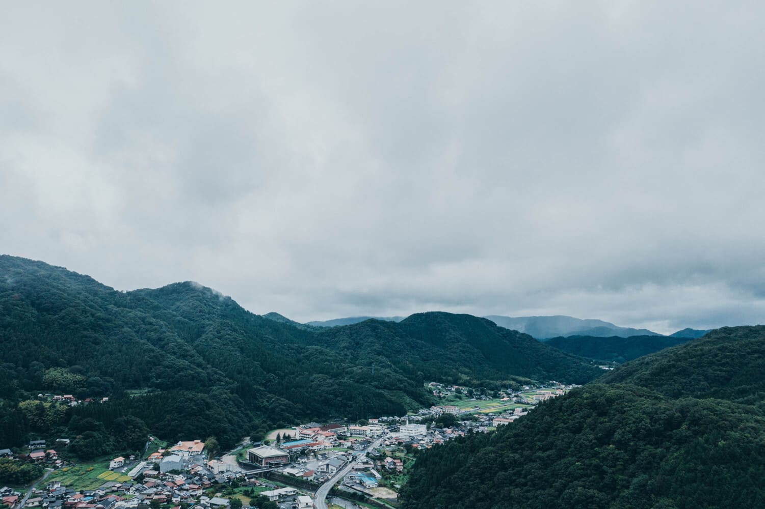 上空から見た雲南市の光景。山に挟まれた平地に街が栄えている